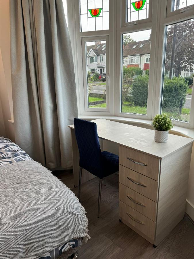 Smart Guest Rooms Fast Access To Central London Via Piccadilly Line New Southgate Exterior photo