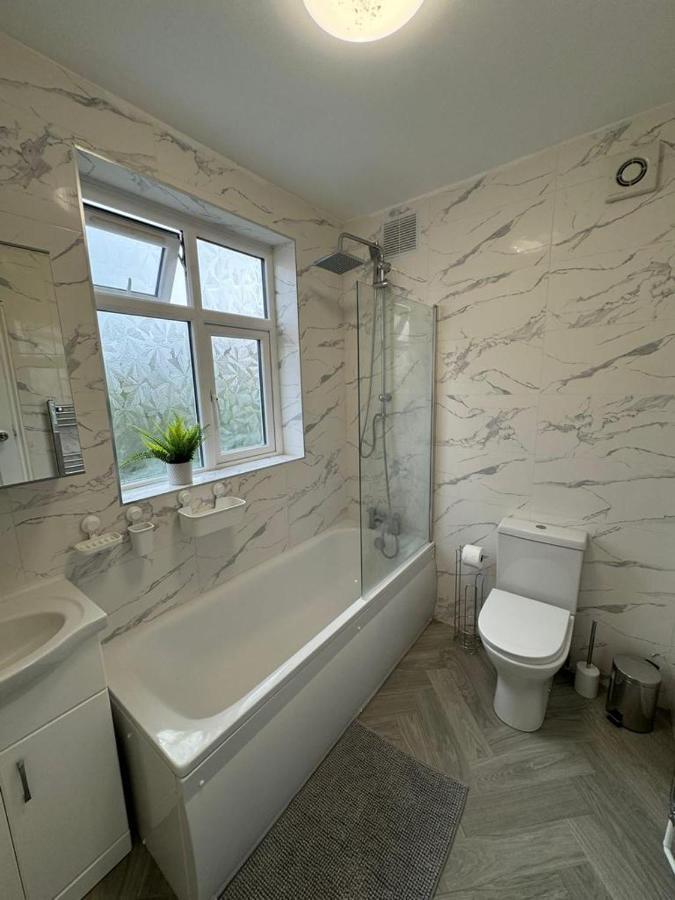 Smart Guest Rooms Fast Access To Central London Via Piccadilly Line New Southgate Exterior photo